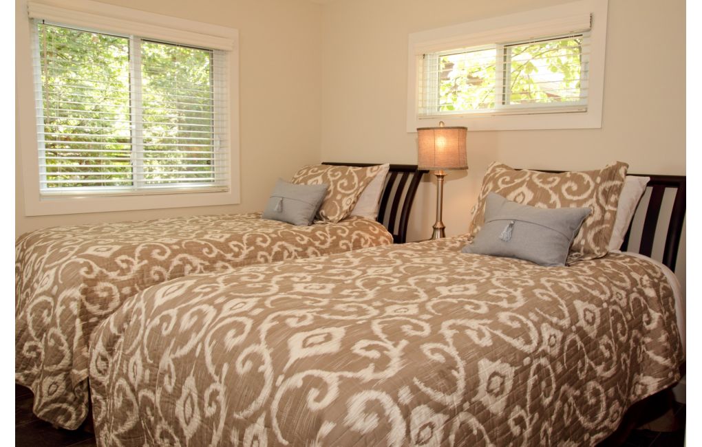 bedroom with twin beds